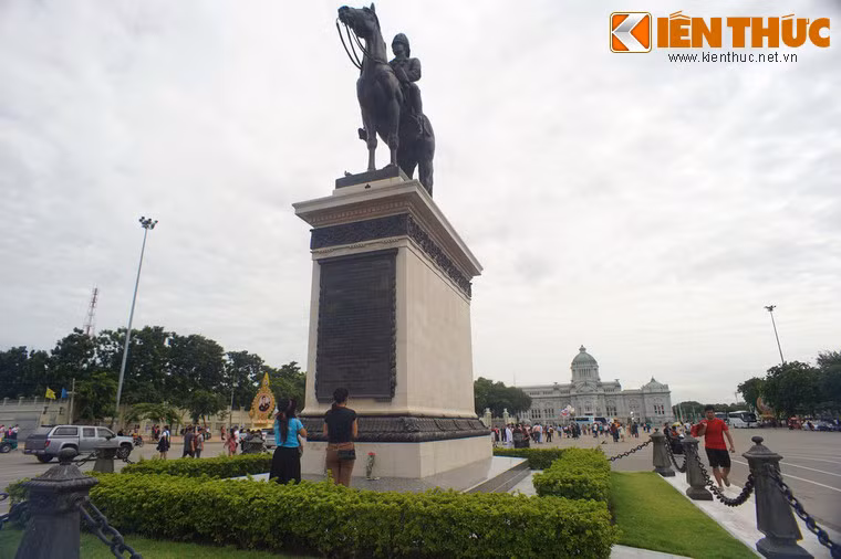 Với vẻ đẹp tráng lệ của mình, cung điện Ananta Samakhom được đánh giá là một trong những điểm tham quan hấp dẫn nhất của Bangkok.