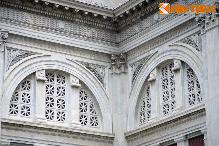 Vật liệu xây dựng cung điện chủ yếu là đá cẩm thạch từ Canada, Italia cùng một số vật liệu nhập ngoại khác.