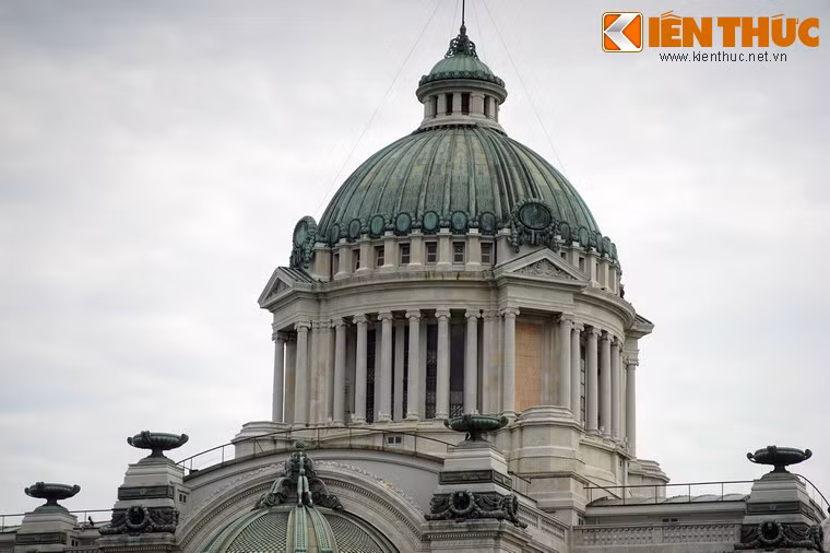 Điểm nhấn của tòa cung điện phần mái vòm vươn cao với thiết kế tinh xảo.