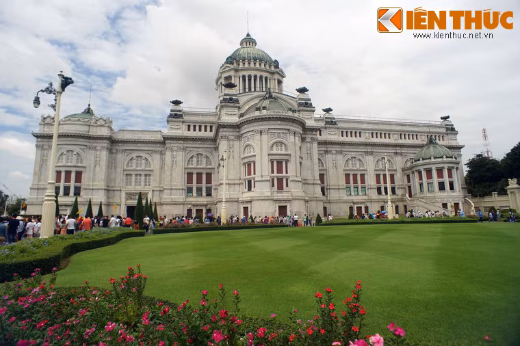 Theo quy định, du khách tham quan cung điện phải ăn mặc trang nghiêm lịch sự và không được mang điện thoại, máy ảnh vào bên trong.