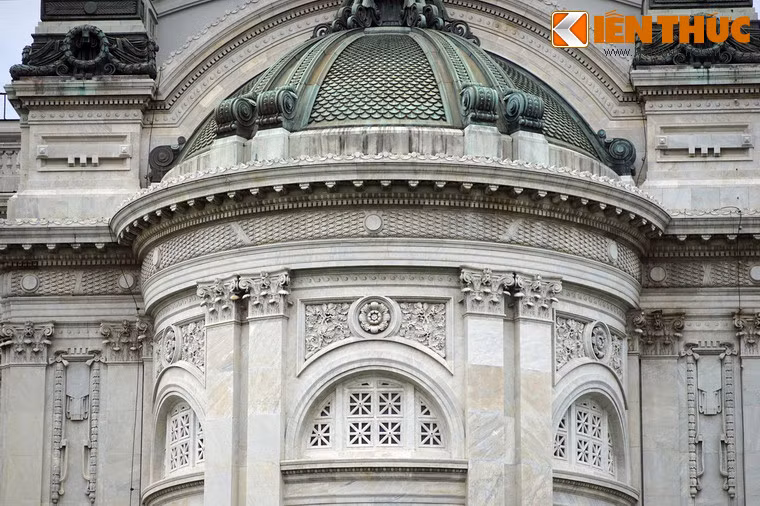 Trong lịch sử tồn tại, cung điện Ananta Samakhom từng trải qua những biến cố lịch sử lớn. Sau cuộc đảo chính năm 1932, nơi đây đã được sử dụng làm tòa nhà Quốc Hội đầu tiên của Thái Lan.