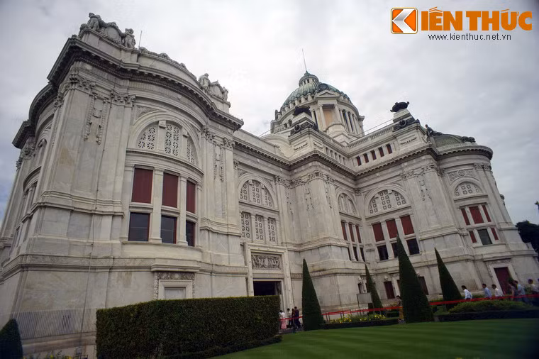 Hai kiến trúc sư người Italia là Mario Tamango và Annibale Rigotti đã thiết kế và giám sát việc xây dựng công trình này.