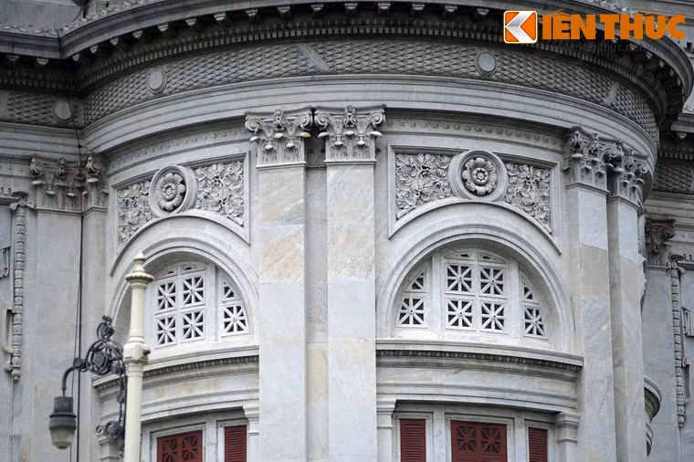 Tất cả các kết cấu kiến trúc của cung điện được trang trí bằng những họa tiết cầu kỳ.