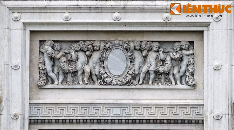 Cụm phù điêu phong cách Italia phía trên một cổng vào cung điện.