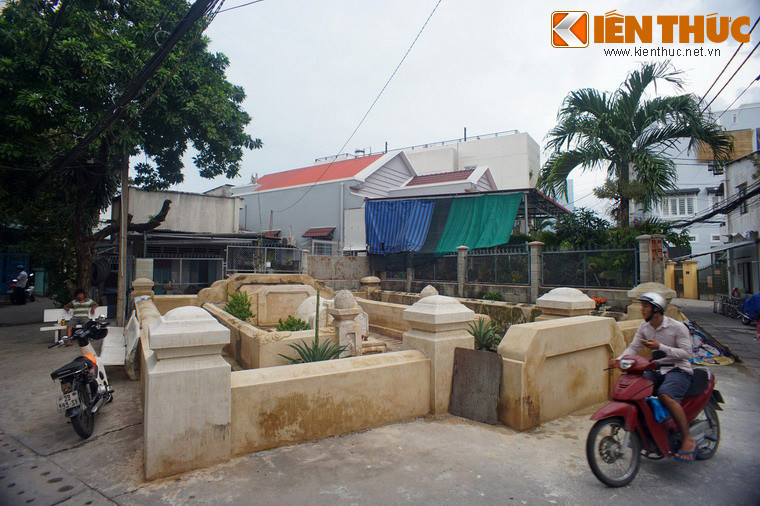 4. Tọa lạc tại khu phố 4, phường Linh Chiểu, quận Thủ Đức, TP HCM, mộ Tiền hiền Tạ Dương Minh là nơi an nghỉ của người khai khẩn vùng đất Thủ Đức. Tên hiệu của ông được đặt tên huyện Thủ Đức, tỉnh Gia Định, nay là quận Thủ Đức.