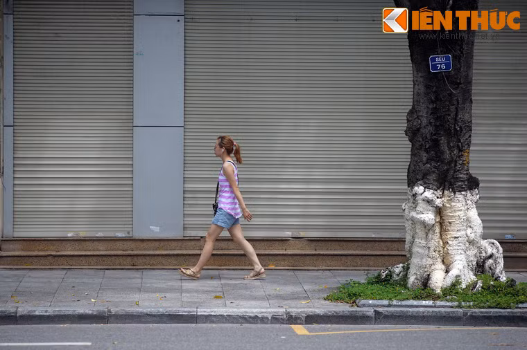 Nhều cửa hàng quanh bờ hồ đóng cửa nghỉ lễ.