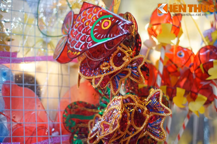 Mỗi dịp Tết Trung thu, những chiếc đèn mộc mạc này lại đánh thức tuổi thơ của nhiều người Hà Nội...