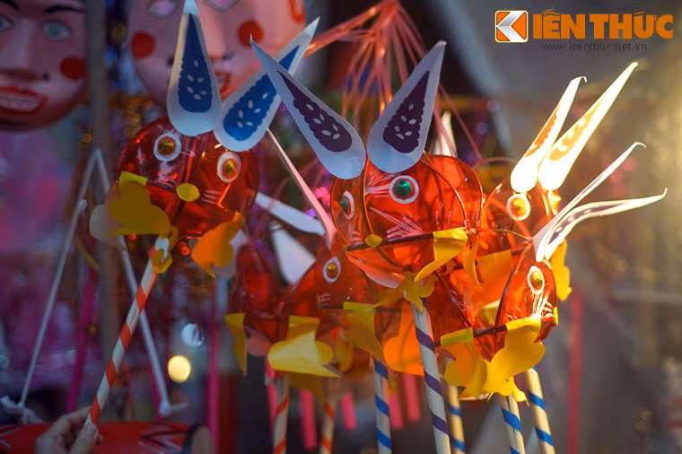 Chúng được đưa đến từ các làng nghề truyền thống ở đất Hà Tây cũ, nay là khu vực ngoại thành của Hà Nội.