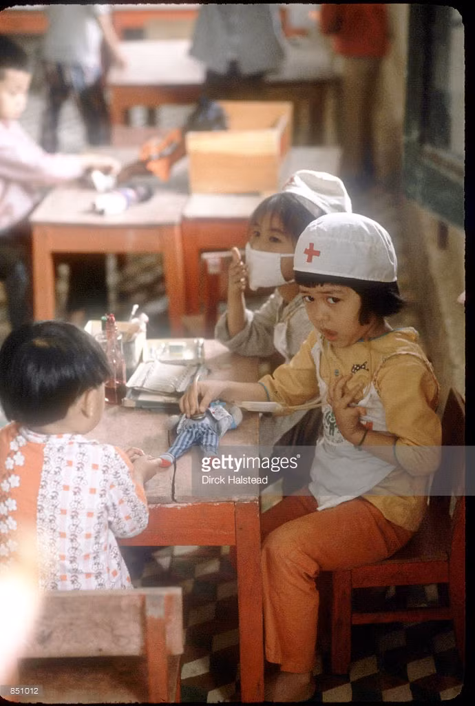 Trẻ em chơi trò làm bác sĩ trong một trường mầm non ở Vinh.