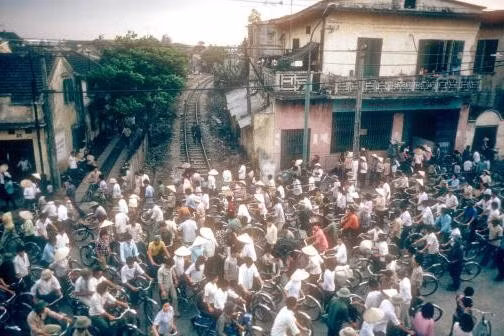 Dòng người tấp nập vào buổi sáng trên một con đường ở Hải Phòng.