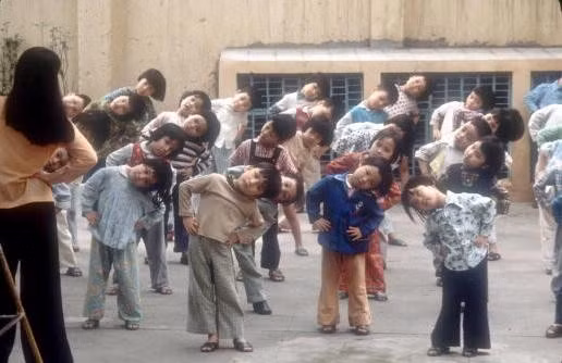 Các em nhỏ tập thể dục buổi sáng trong ngôi trường ở Hà Nội.