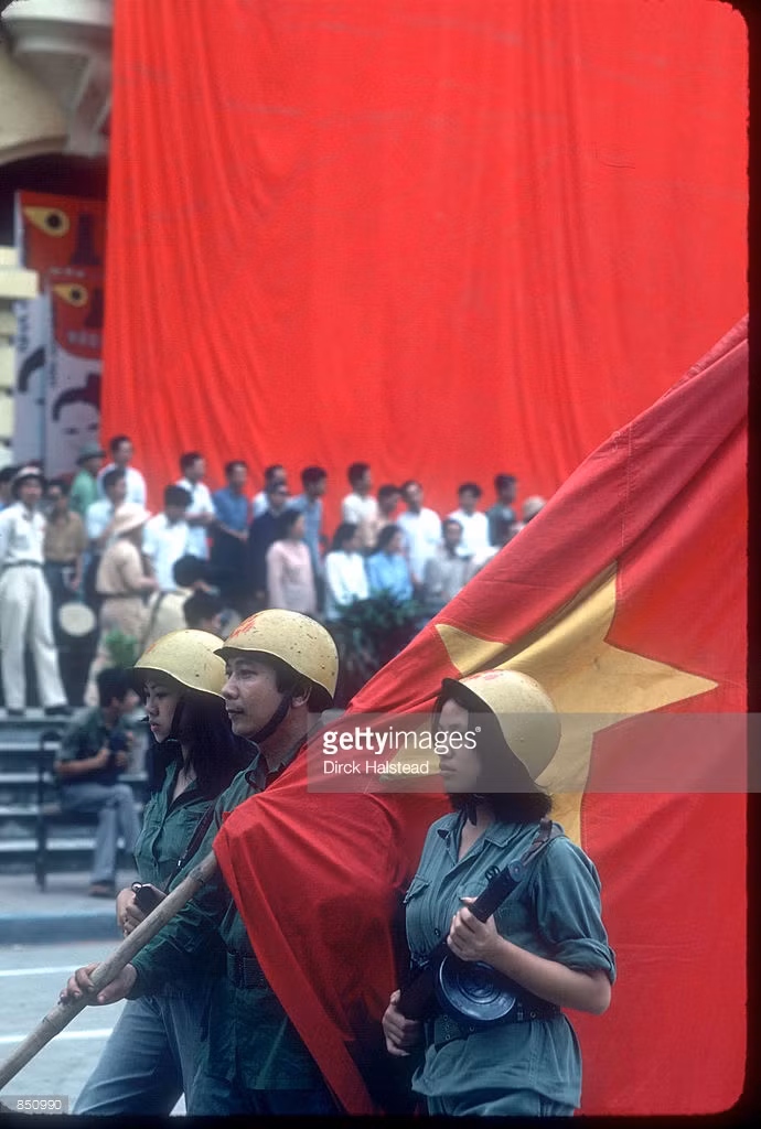 Buổi diễu hành mừng ngày thống nhất đất nước ở Hà Nội.