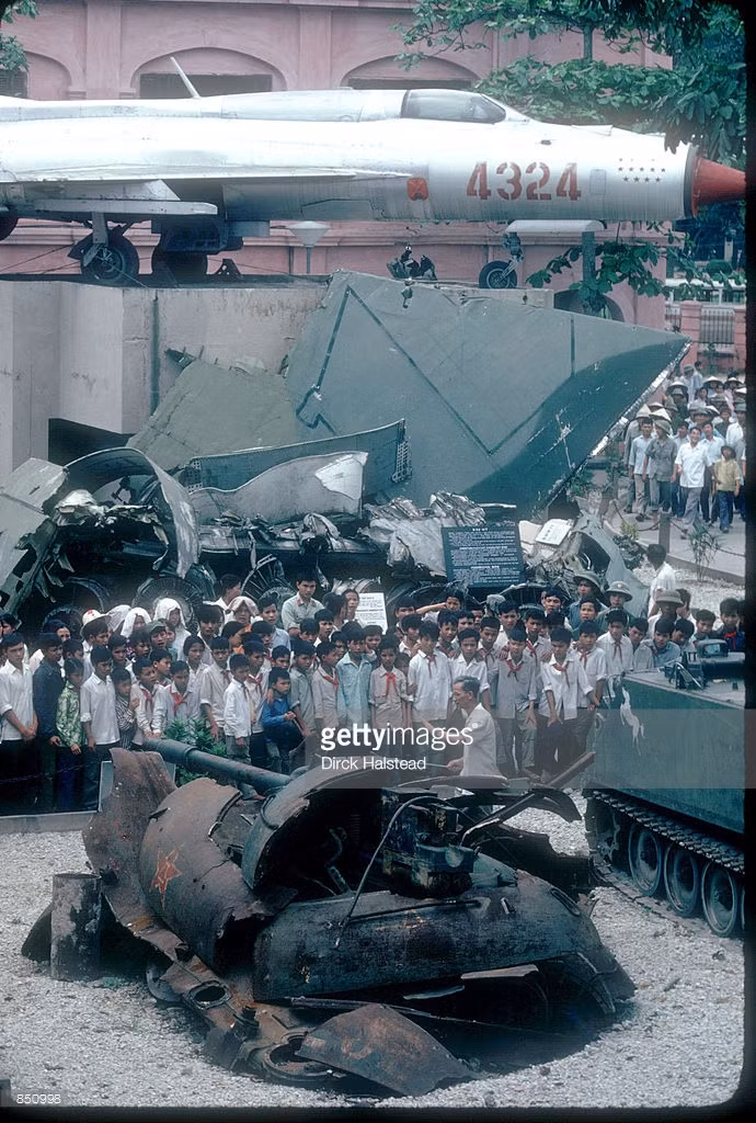 Các học sinh đứng bên xác xe tăng Trung Quốc bị bắn hạ trong chiến tranh biên giới 1979 được trưng bày tại Bảo tàng Quân đội ở Hà Nội.