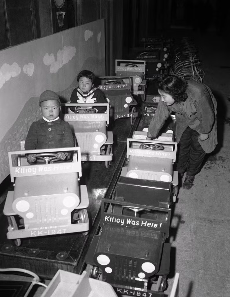 Trẻ em tại khu trông trẻ của một cửa hàng bách hóa ở Tokyo, 21/3/1947.