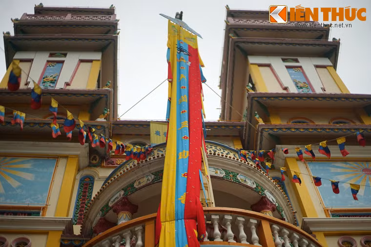 Do Thánh thất Sài Gòn xây dựng theo kiểu mẫu của Tòa Thánh Tây Ninh nên có đầy đủ những phần kiến trúc tổng thể của tôn giáo Cao Đài là là: Hiệp Thiên Đài, Cửu Trùng Đài và Bát Quái Đài.