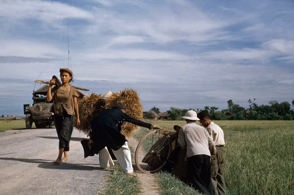 Robert Capa (1913 – 1954, người Hungary) là một trong những phóng viên chiến trường nổi tiếng nhất trong lịch sử báo chí thế giới.
