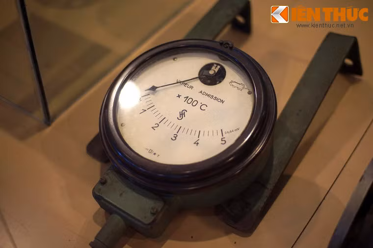 Trong những thập niên 1950 - 1970, Nhà đèn vẫn là nguồn điện chính của Sài Gòn và khu vực phụ cận. Ảnh: Đồng hồ kiểm soát nhiệt độ hơi nước vào máy tua-bin.