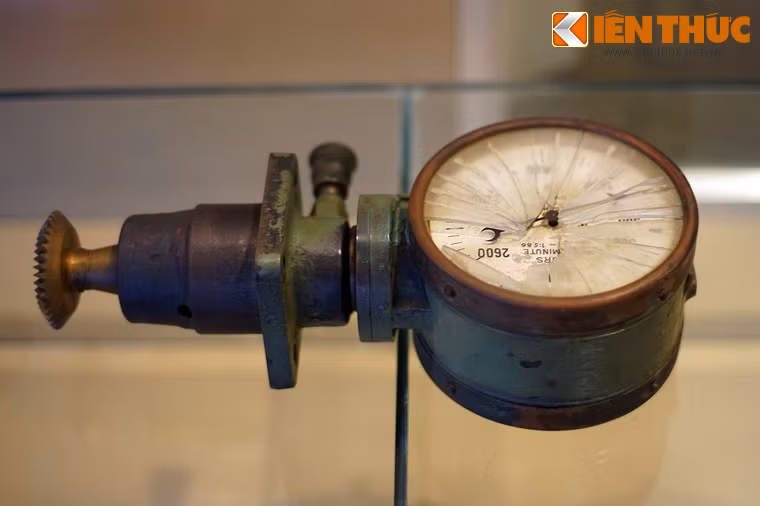 Với quy mô lớn, nhà máy có công suất đủ cho nhu cầu điện lực của Sài Gòn – Chợ Lớn và một số đô thị phụ cận. Ảnh: Đồng hồ kiểm tra vận tốc máy tua-bin khi khởi động của Nhà đèn Chợ Quán.