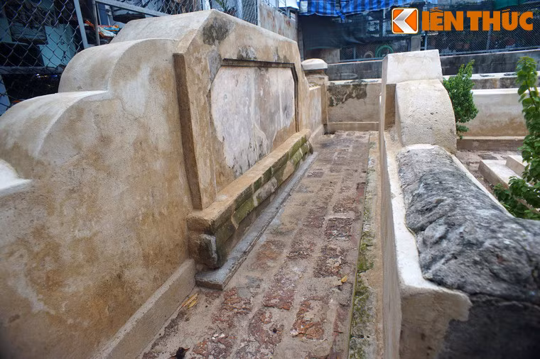 Theo thời gian, hình vẽ trên các bình phong trước và sau của mộ đã không còn dấu vết.