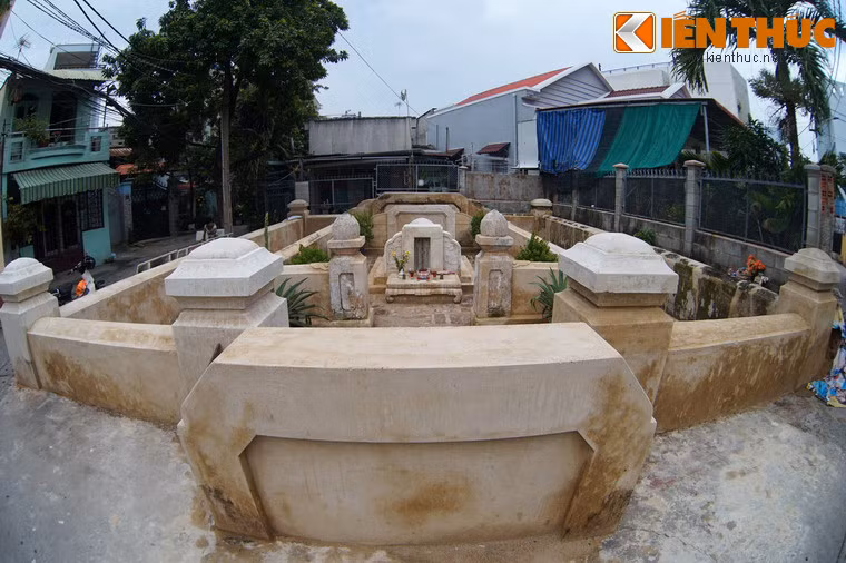 Về kiến trúc, mộ có diện tích 112,6 mét vuông, được xây dựng theo cấu trúc mộ điển hình của các công thần nhà Nguyễn với hai vòng tường bao.