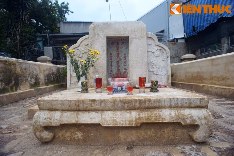 Trên bia mộ Tiền hiền Tạ Dương Minh ghi: mộ ông họ Tạ, tên húy là Huy, tên hiệu là Thủ Đức, là tiền hiền thôn Linh Chiểu Đông. Mất ngày 19/6 không rõ năm.