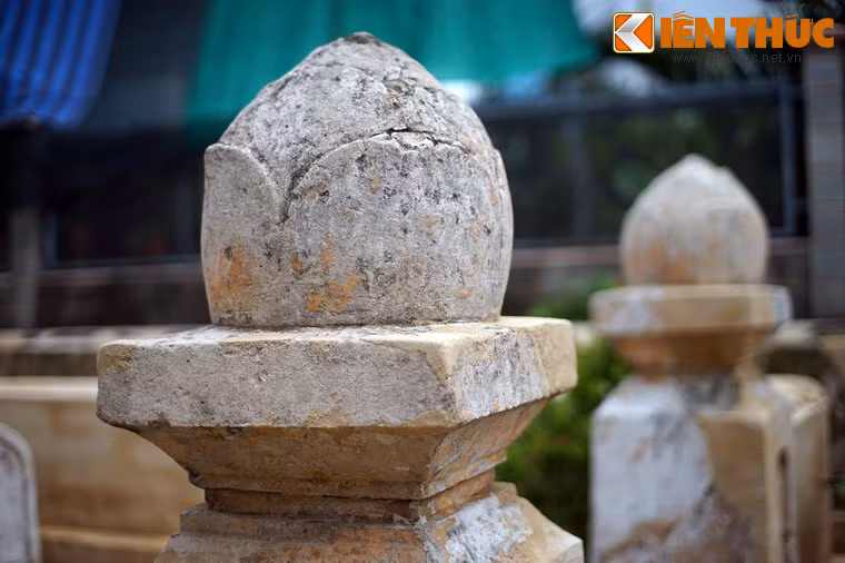 Búp sen ở các trụ cổng mộ.