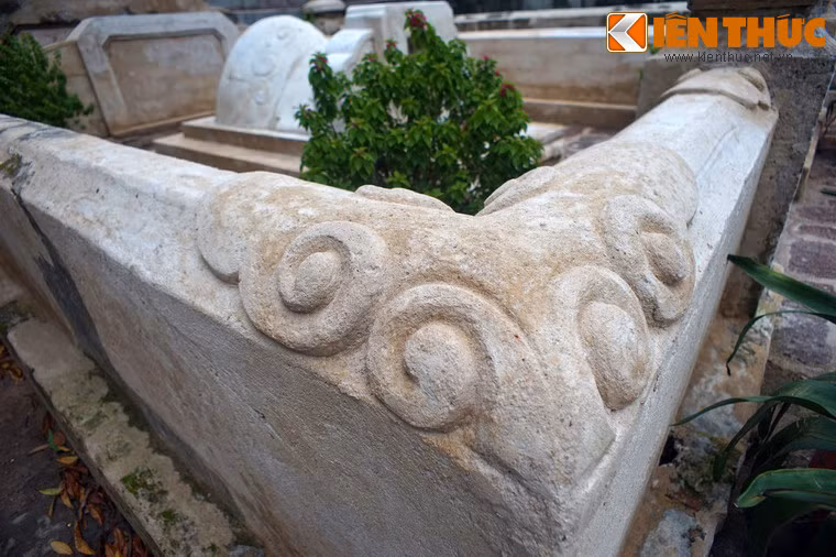 Hoa văn ở góc tường bao quanh mộ.