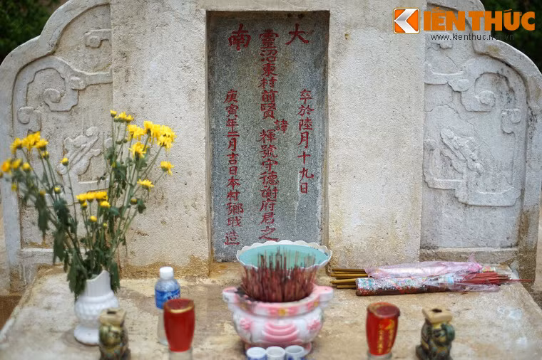 Nguyên văn 37 chữ Nho khắc trên bia mộ bằng đá xanh: "Linh Chiểu Đông thôn tiền hiền, húy Huy, hiệu Thủ Đức, tạ phủ quận chi mộ. Tốt ư lục nguyệt thập cửu nhật. Canh Dần niên nhị nguyệt cát nhật, bản thôn hương chức tạo".