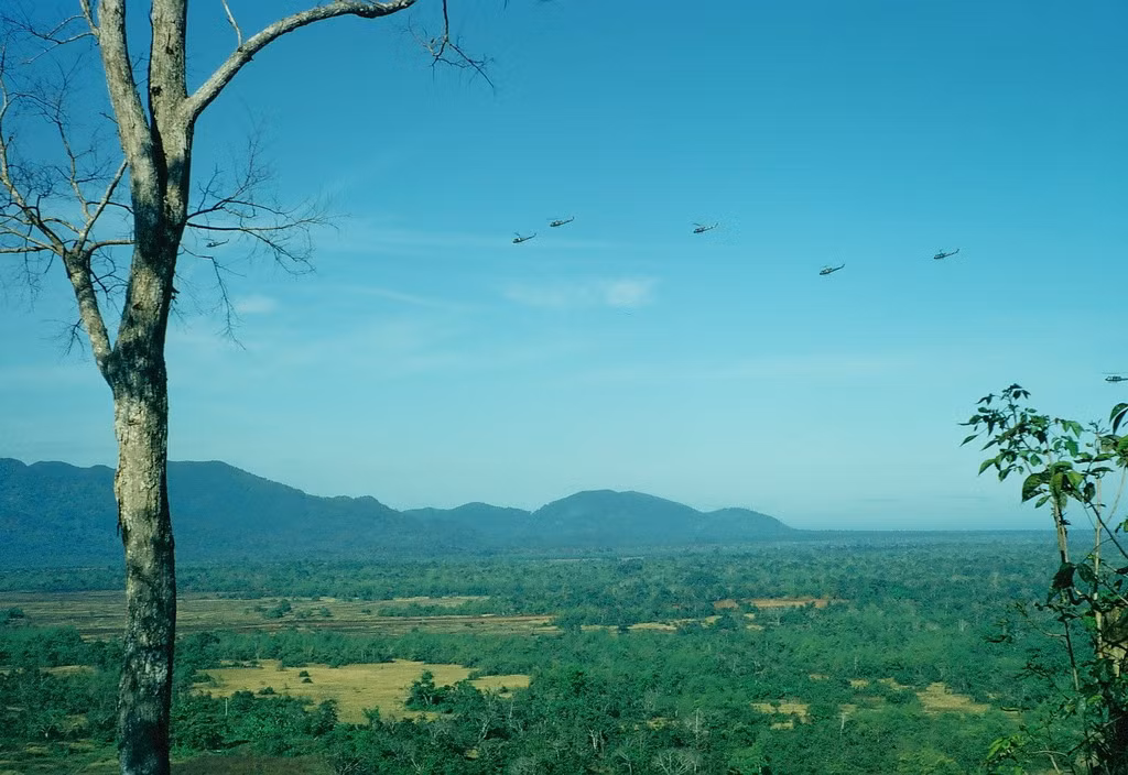 Cuộc hành quân của những chiếc trực thăng UH-1 từ căn cứ Núi Đất.