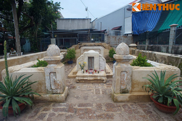 Theo văn bia, mộ được Hương chức thôn Linh Chiểu Đông lập bia vào ngày tốt tháng 2 năm Canh Dần (1890). Về kiến trúc, công trình có diện tích 112,6 mét vuông, được xây dựng theo cấu trúc mộ điển hình của các công thần nhà Nguyễn với hai vòng tường bao.