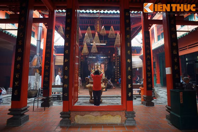 Từ nhiều năm qua, hội quán là một địa điểm cầu tự được nhiều cặp vợ chồng hiếm muộn tìm đến ở khu vực Chợ Lớn.