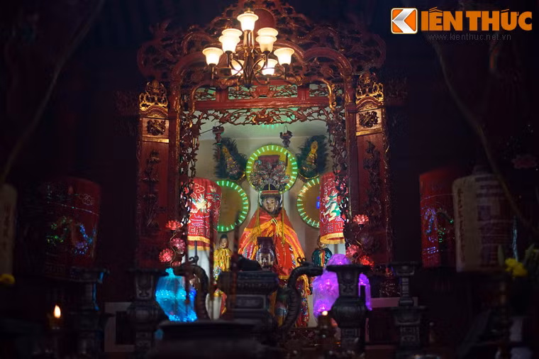 Theo quan niệm của người Hoa, Thiên hậu Thánh mẫu là vị nữ thần có tài phép thần thông phù trợ cho người đi biển. Khi thuyền bè ngoài biển bị nạn, các thuyền viên thường gọi vái đến bà.