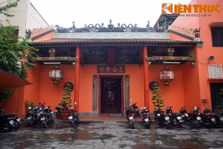 Ban đầu, hội quán là nơi thờ Kim Huê Thánh mẫu tức Bà chúa Thai Sanh, vị nữ thần phụ trách vấn đề sinh đẻ theo quan niệm Á Đông.