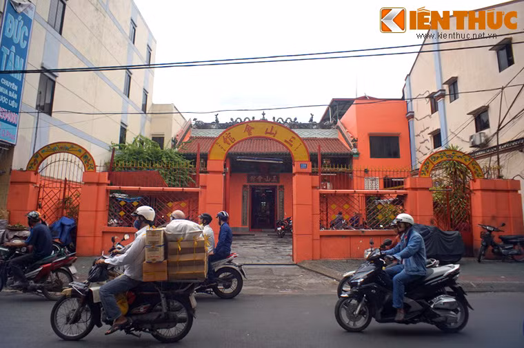 Tọa lạc tại số 118 Triệu Quang Phục, quận 5,TP HCM, hội quán Tam Sơn là một trong những hội quán lâu đời của người Hoa ở vùng Chợ Lớn xưa.