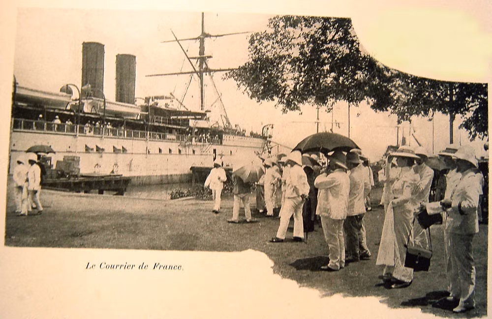 Tàu hàng của bưu điện Pháp cập cảng Sài Gòn, Đông Dương năm 1901.