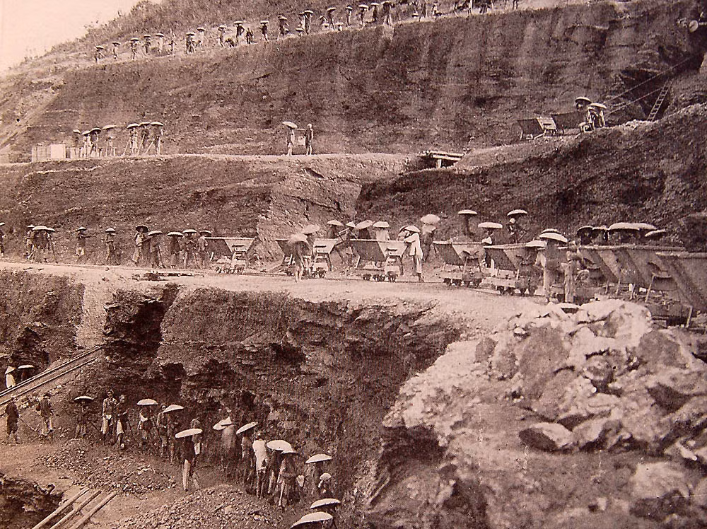 Khung cảnh ở mỏ than Hòn Gai.