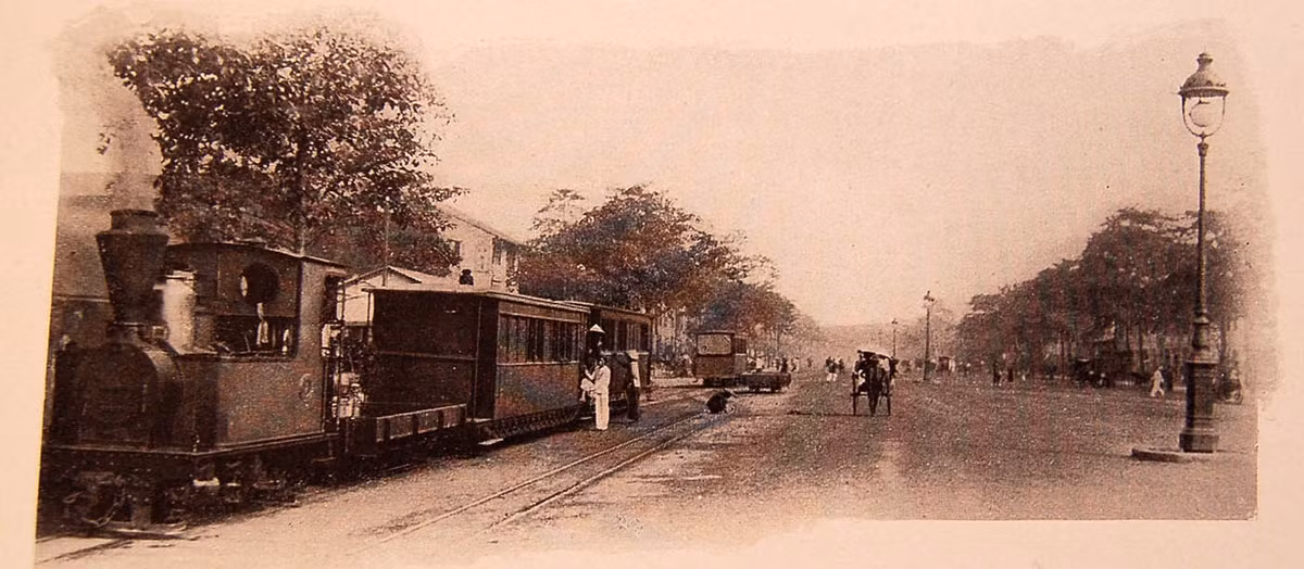 Đại lộ Charner (nay là đường Nguyễn Huệ) với tuyến đường sắt Sài Gòn - Mỹ Tho.