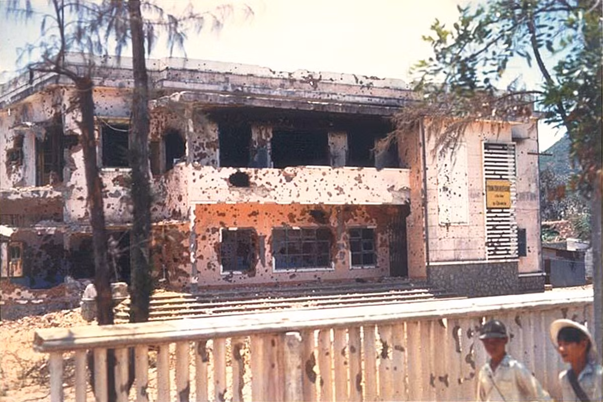 Đài phát thanh tan hoang sau chiến sự 1968 ở Quy Nhơn.