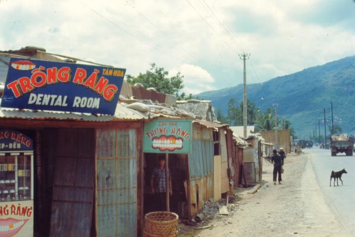 Tiệm trồng răng ven đường Quốc lộ.