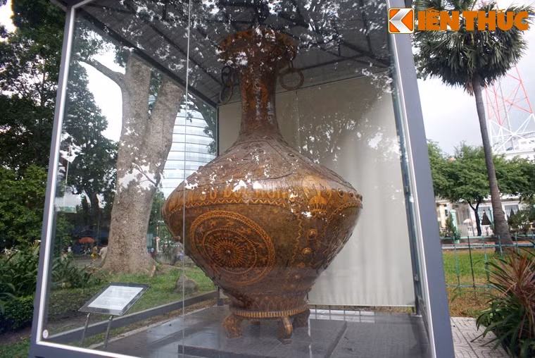 Chiếc bình khổng lồ này là món quà UBND tỉnh Phú Yên tặng nhân dân TP HCM nhân dịp kỷ niệm 61 năm Quốc khánh Việt Nam (2/9/1945 - 2/9/2006).