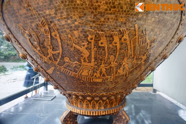 Ngoài ra, trên bình còn có các hình tượng: Chim lạc, thuyền dài trên trống đồng Đông Sơn, nhà sàn hình thuyền trên trống đồng, cồng chiêng, chóe rượu, cảnh giã gạo ở Tây Nguyên...