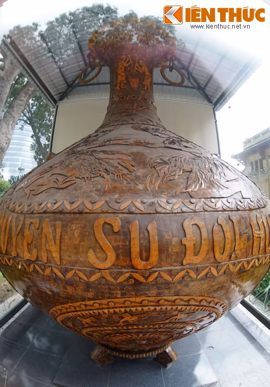 Bình có những thông số ấn tượng: Nặng 623kg, cao 3,62m, đường kính nơi rộng nhất 2,55m.