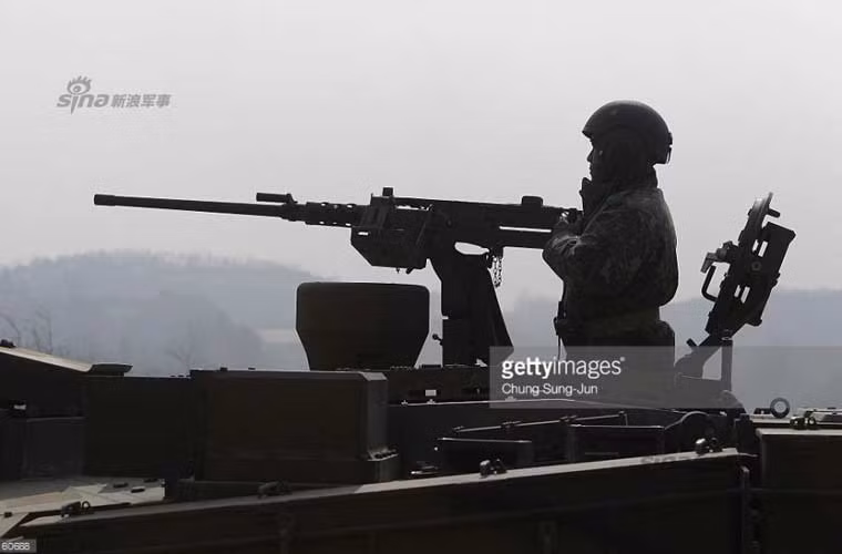 Xe tăng K-2 được lắp hệ thống điều khiển hỏa lực tiên tiến gồm một thiết bị tìm/diệt mục tiêu do Liên doanh điện tử Samsung và Thales (Pháp) chế tạo đem lại độ chính xác cao khi khai pháo trong trạng thái tĩnh, động trong mọi điều kiện thời tiết.