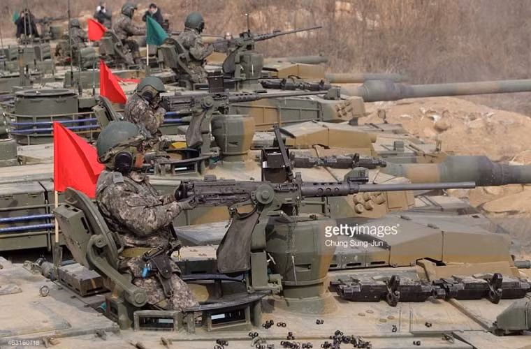 Việc chiếc xe có giá cao như vậy do Hàn Quốc phải nhập khẩu nhiều công nghệ để trang bị cho xe do nền công nghiệp quốc phòng nước này chưa đủ sức sản xuất. Trên xe được ứng dụng hàng loạt công nghệ cực kỳ hiện đại gồm: giáp (hệ thống phòng thủ chống tên lửa soft - hard Kill, giáp phản ứng nổ ERA, module giáp phức hợp); hệ thống quản lý chiến đấu; hệ thống nạp đạn tự động; hệ thống giảm xóc thông minh...