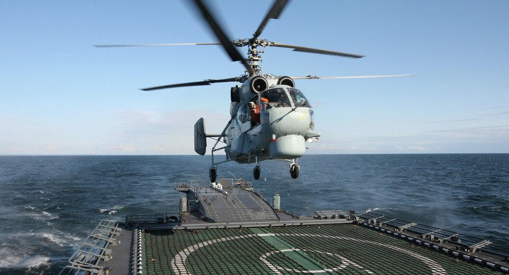 Ka-28 nổi bật bởi cái "bướu" dưới mũi trực thăng nơi chứa ăng ten radar Osminog để tìm kiếm các mục tiêu mặt nước, như kính tiềm vọng của tàu ngầm, quét bề mặt đại dương trong nhiệm vụ tìm kiếm cứu nạn. Radar này có thể phát hiện mục tiêu mặt nước ở cự ly 30 km. Ảnh: Sputnik.