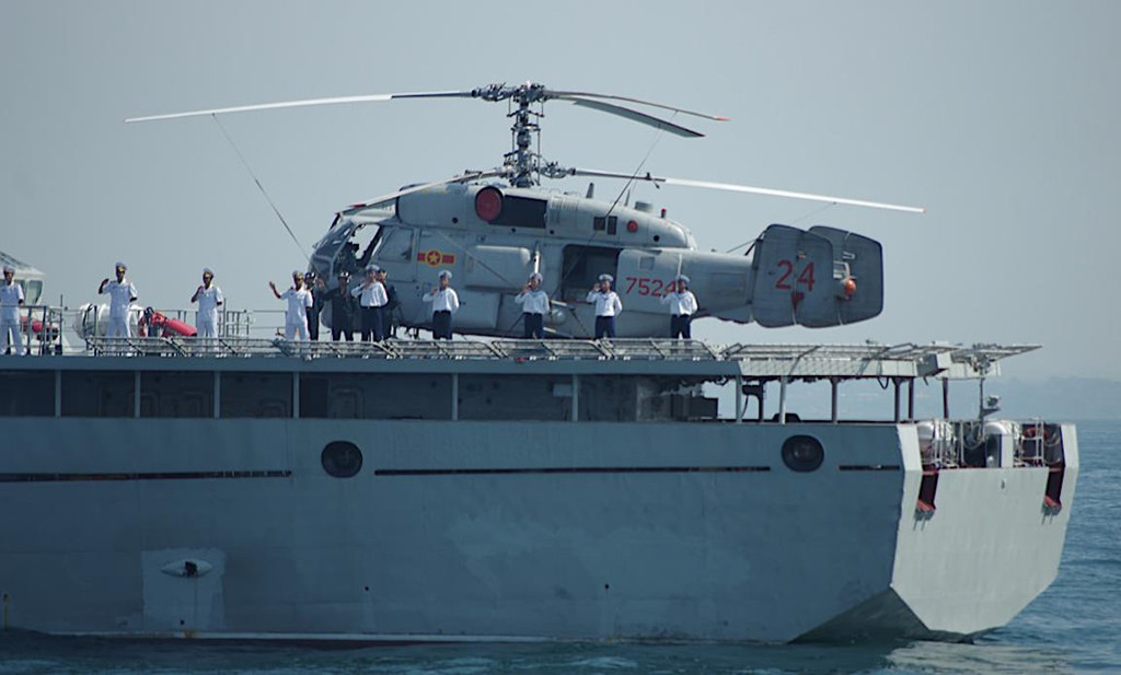 Trực thăng Ka-28 của Việt Nam được triển khai cùng với tàu hộ vệ tên lửa lớp Gepard, giúp tăng cường năng lực chống ngầm cho các chiến hạm của Hải quân Việt Nam. Tuy nhiên, tàu hộ vệ lớp Gepard chỉ có sàn đáp mà không có nhà chứa cho trực thăng. Ảnh: Medium.