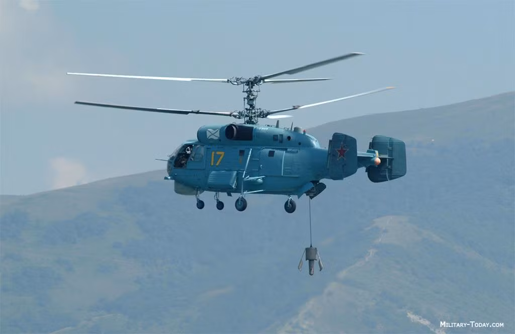 Ngoài radar, Ka-28 có thể thả định vị thủy âm (sonar) nhúng VGS-3 để phát hiện tàu ngầm. Phi công sẽ điều khiển trực thăng bay cách mặt nước từ 25-30 m, sonar sẽ được nhúng xuống biển bằng dây cáp. Nó sẽ phát sóng siêu âm để dò tìm tàu ngầm. Sonar VGS-3 có thể phát hiện tàu ngầm ở cự ly 8 km, độ sâu 500 m. Ảnh: Miltary Today.