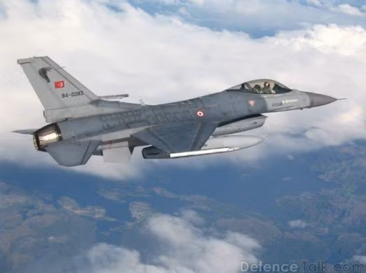 Ngay sau khi, phi công F-16 Thổ Nhĩ Kỳ nhìn thấy Su-35 của Nga bay kèm bên cạnh, họ hiểu rằng không nên tiến hành bất cứ hoạt động gì bất thường ở khu vực Khan Shaykhun và quay đầu, rời khỏi không phận Syria.
