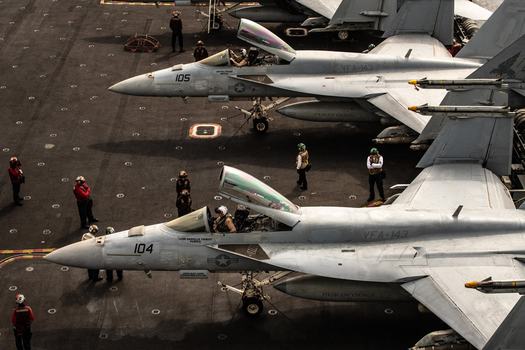 Các chỉ huy Hải quân Mỹ đã chọn giải pháp an toàn là cho tàu sân bay Lincoln hoạt động ở biển Arab, có lúc cách eo biển Hormuz hơn 600 hải lý. Thông thường, tàu sân bay Lincoln hoạt động ở ngoài khơi bờ biển Oman, cách không xa thành phố Muscat. Người Iran sẽ không phải lo lắng về việc nhìn thấy Lincoln ở đường chân trời. Ảnh: New York Times.