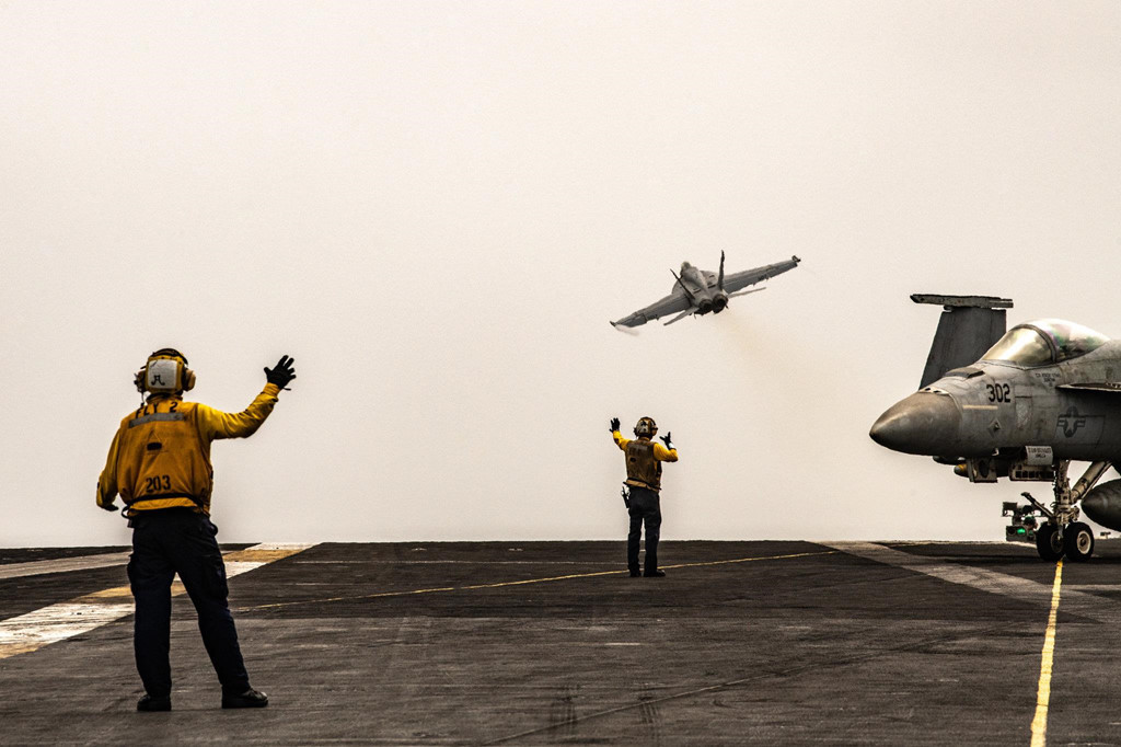 Vào thời điểm Iran bắn hạ máy bay không người lái của Mỹ, tàu sân bay Lincoln đã được lệnh chuẩn bị tấn công đáp trả. Các chỉ huy tàu cũng đã lên kế hoạch phòng thủ. Sự căng thẳng bao trùm toàn bộ tàu, đặc biệt là với các thủy thủ trẻ. Tất cả mọi thứ đã sẵn sàng, đèn xanh đã bật và chỉ còn đợi lệnh khai hỏa, nhưng Tổng thống Trump cuối cùng đã rút lại mệnh lệnh. Ảnh: New York Times.